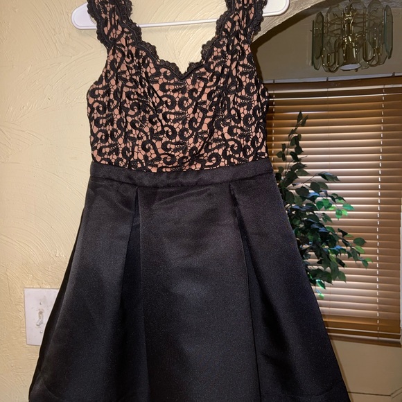 Beautiful short dress🤍🖤 - Picture 1 of 2